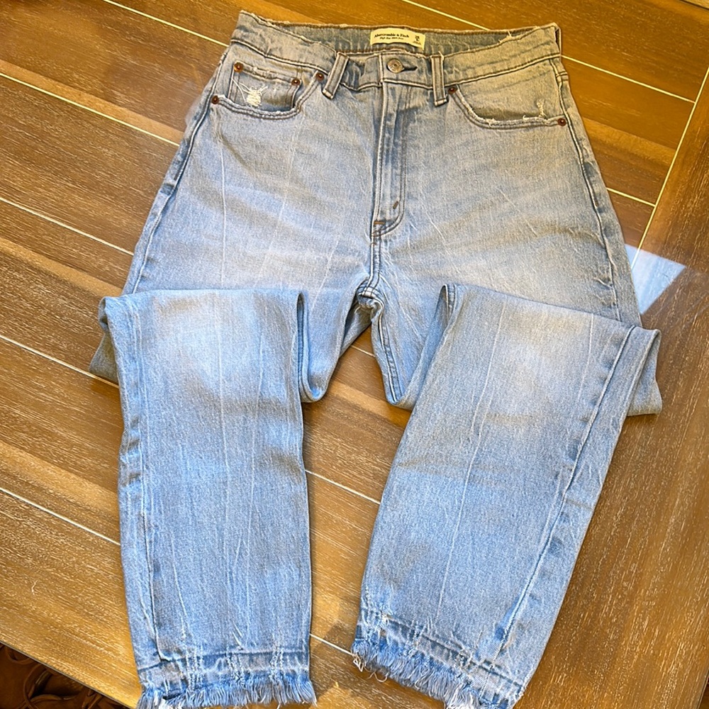 Abercrombie size 6/28 regular, High Rise Mom Jean